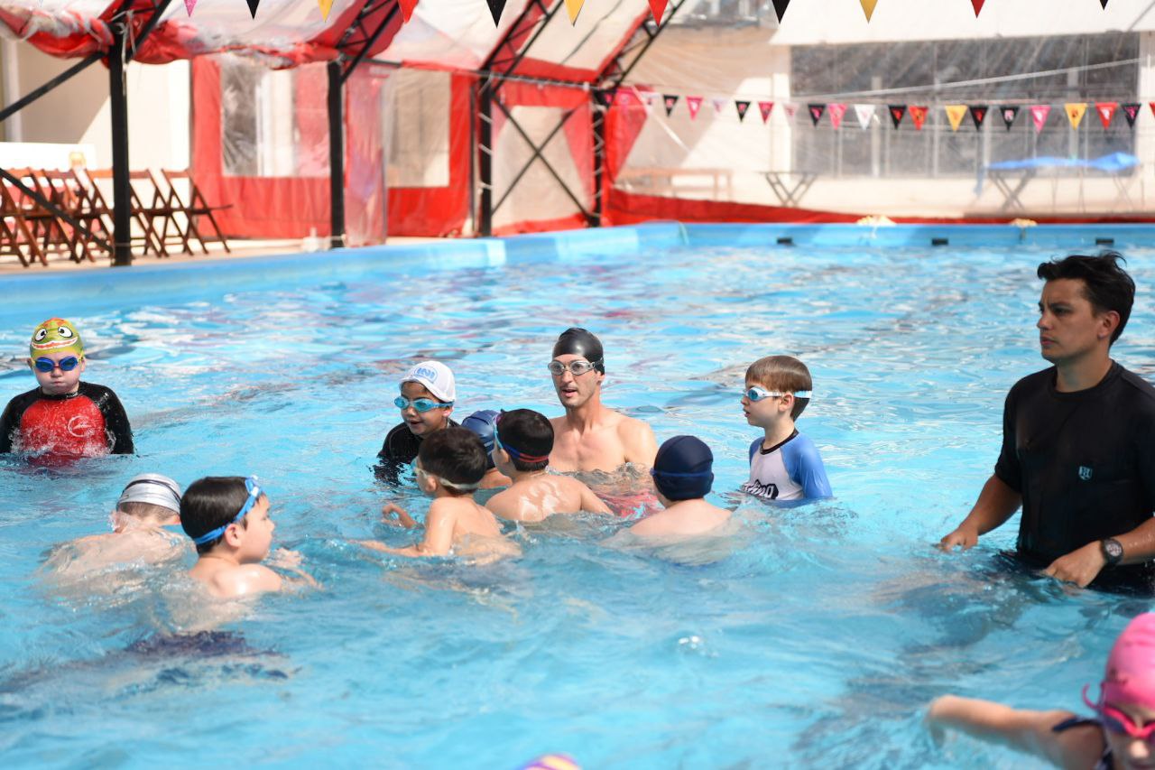 Clases de natación en la pileta del club